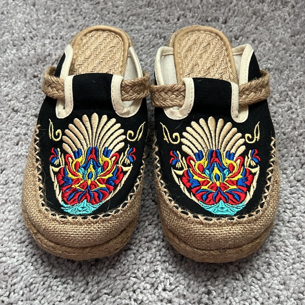 NWOT Embroidered Basket Weave Slip On Mule - Size 6 - Picture 2 of 5